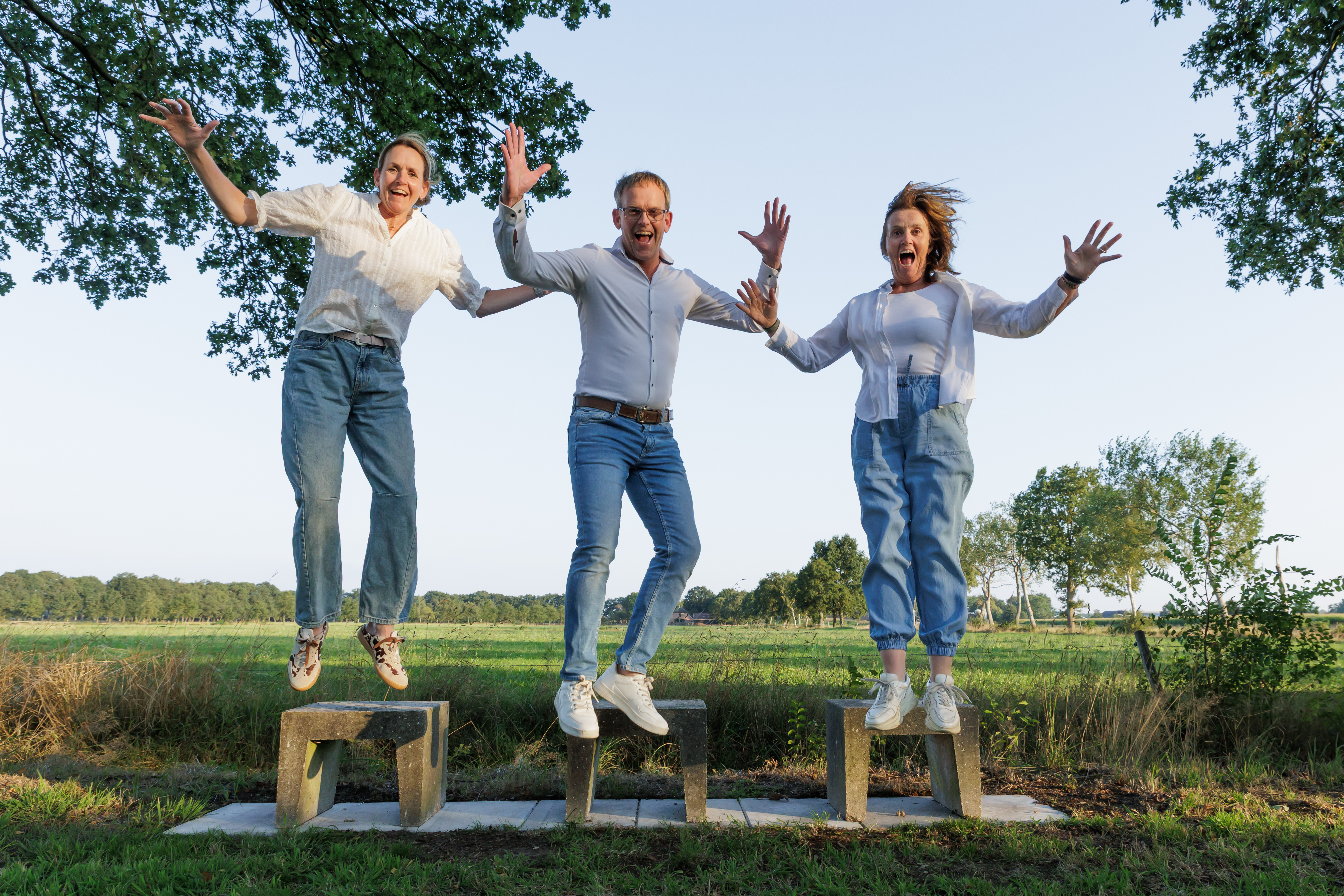 Team FIKA springt samen met de armen omhoog